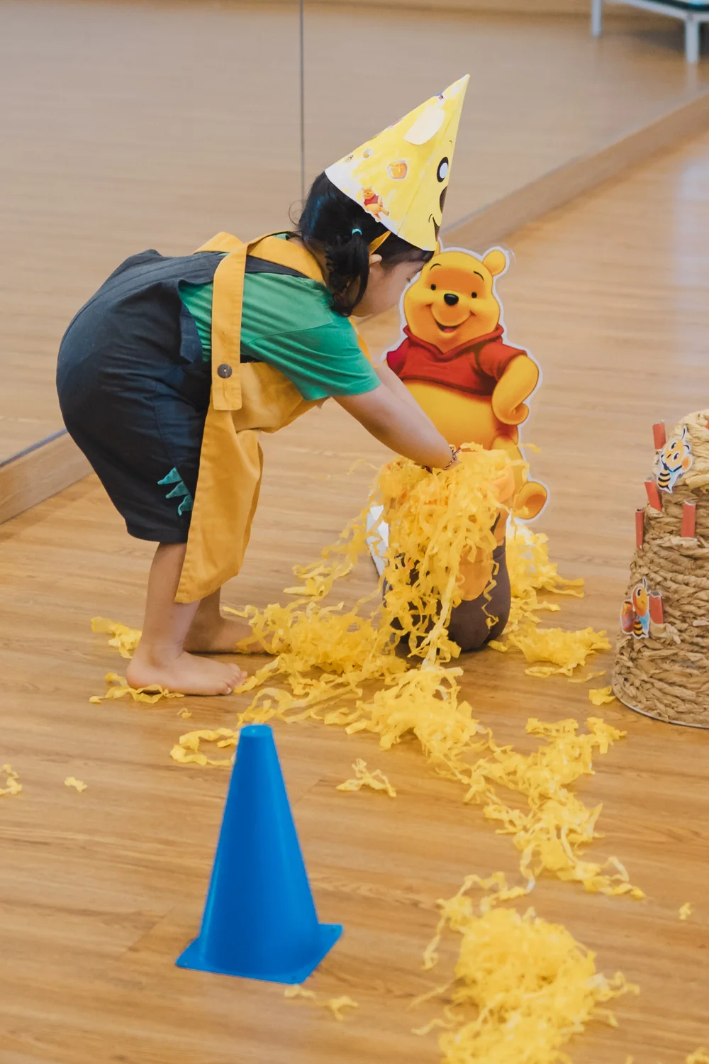 Aktivitas menuang material sensory di Kelas Multisensori Rutin