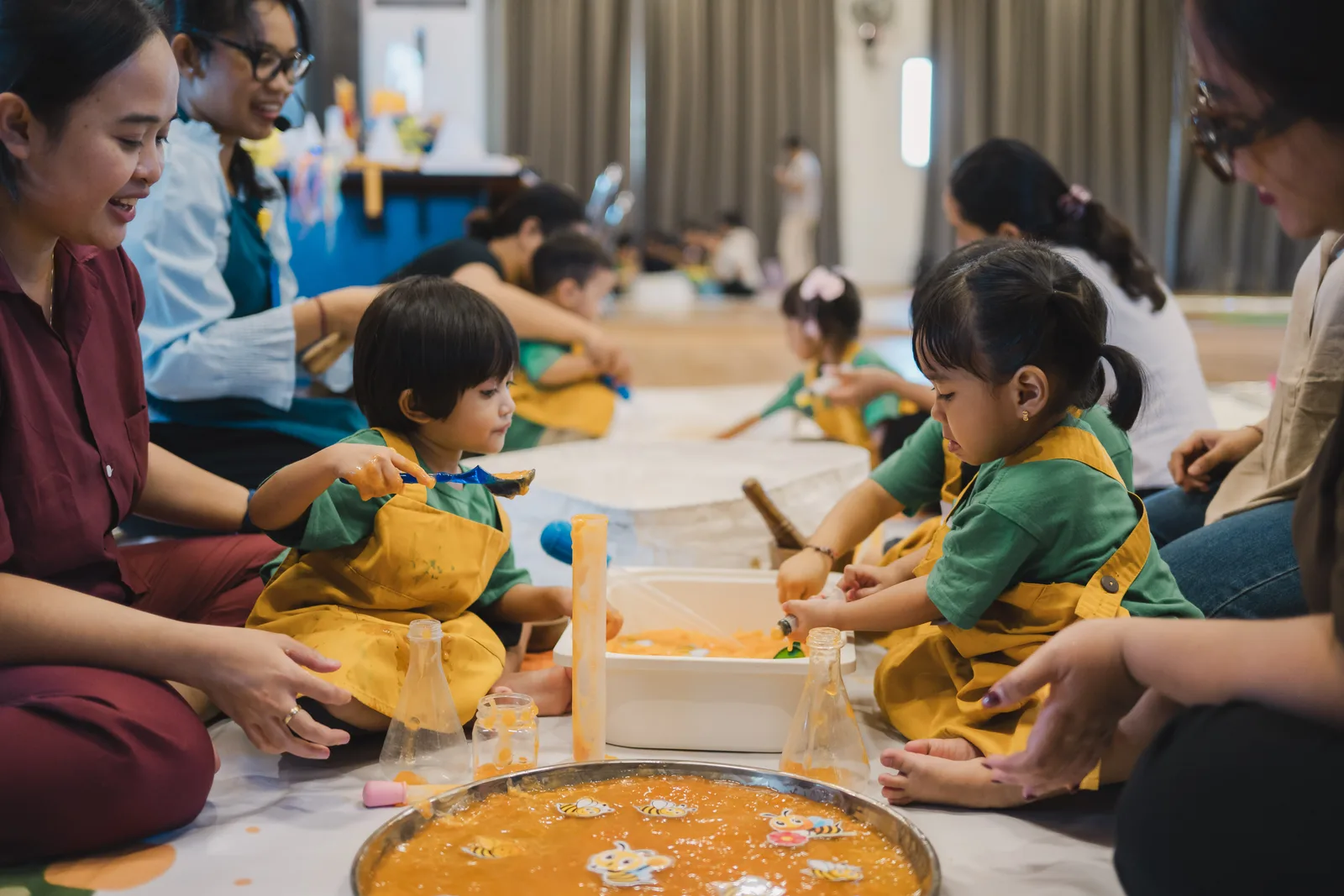Anak dan pendamping bermain bersama di Kelas Multisensori Rutin